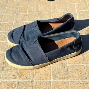 TOMS slip ons // W7.5